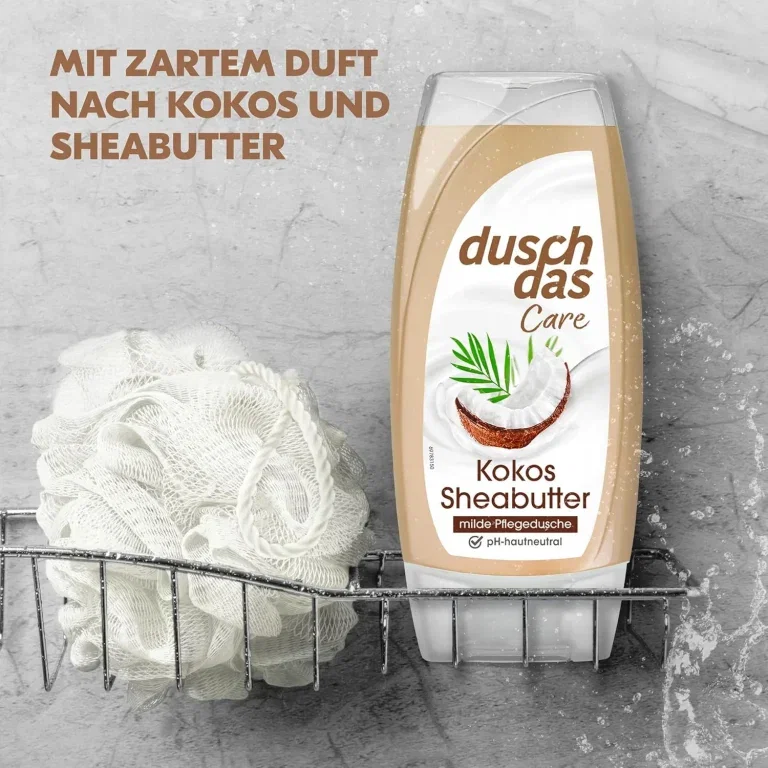 Ein Duschgel mit Kokos und Sheabutter in einer Duschwanne neben einem Waschlappen.