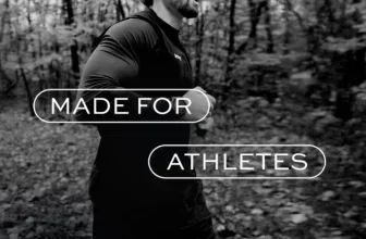 Ein Mann in Sportkleidung läuft im Wald.