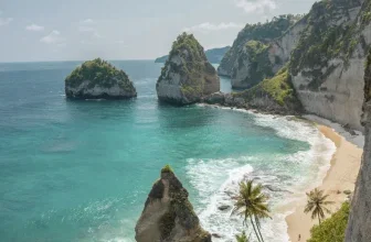 Blick auf eine atemberaubende Küste mit klippigen Felsen, türkisfarbenem Wasser und Palmen