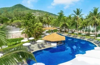 Ein Foto des Kamala Beach Resorts mit Pool und Palmen