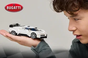 Junge hält LEGO Bugatti Centodieci in der Hand, mit Altersempfehlung 9+ und 291 Teilen