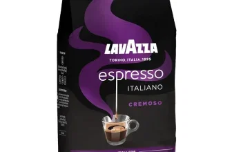Eine schwarze Tüte Kaffeebohnen mit violettem Logo und einer Tasse Espresso