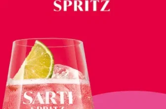 Ein Glas Sarti Spritz mit einer Zitronenscheibe