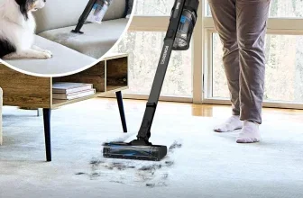 Person saugt Teppich mit Shark PowerPro, Einblendung zeigt Handstaubsauger auf Sofa neben Hund