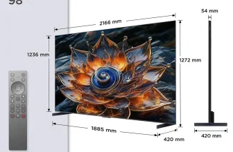 TCL 98Q8C 98 Zoll QD-Mini LED Fernseher mit einem großen Bildschirm und einer detailgetreuen Abbildung einer goldenen Blume auf dem Display