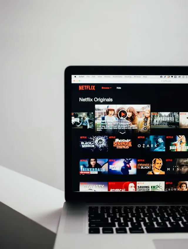 charlesdeluvio jtmwD4i4v1U unsplash Netflix auf einem Laptop als Beispiel für Streaming-Abo und digitale Mitgliedschaft