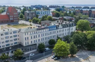 Charmante Stadtkulisse mit historischer Architektur und Wasserblick