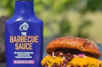 Rauchig Süß BBQ Sauce Flasche neben einem Cheeseburger
