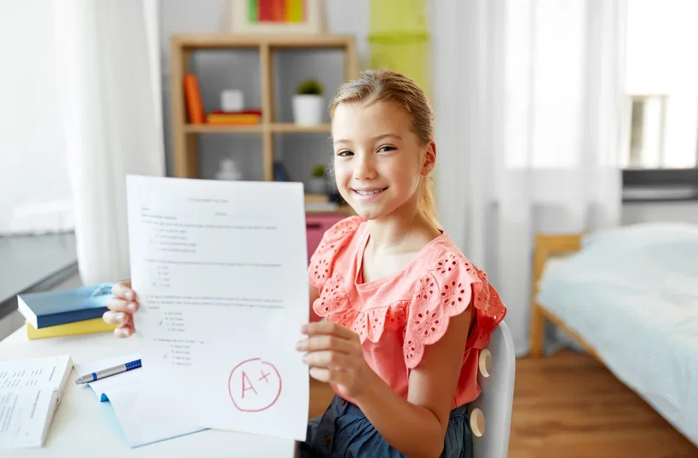 235963 Mädchen zeigt stolz ihr Schulzeugnis und freut sich über Zeugnisaktionen 2026 mit Gutscheinen, Rabatten und Gratis-Angeboten