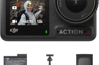 Eine schwarze Action-Kamera mit einem großen Display, das eine Person in einer Berglandschaft zeigt, neben der Kamera sind ein Akku, ein Stativ und eine Halterung zu sehen.
