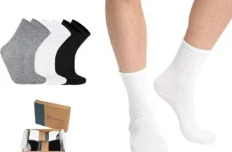 Ein Paar Beine in weißen Socken, ein Karton mit Socken und drei einzelne Socken in grau, weiß und schwarz.