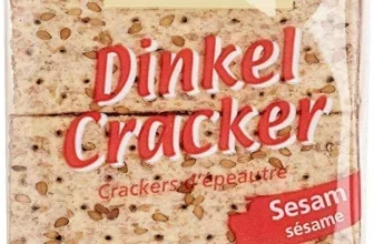 Eine gelbe Verpackung mit einem durchsichtigen Fenster, das die Cracker zeigt, mit dem Logo von Alnatura und dem Namen Dinkel Cracker Sesam.