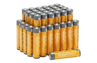 36 gelbe Amazon Basics AAA-Batterien in einer Pyramidenformation auf weißem Hintergrund