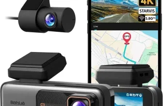Eine schwarze Dashcam mit zwei Kameras, einem Smartphone mit einer GPS-Übersicht und einer microSD-Karte.