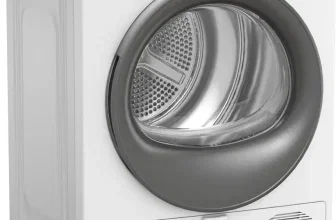 Ein weißer Wärmepumpentrockner von Beko mit großem Display und Bedienfeld oben, runder Türöffnung und einem Lüftungsgitter unten.