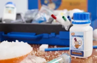 Ein Experimentierkoffer für Kinder mit verschiedenen Utensilien und Chemikalien
