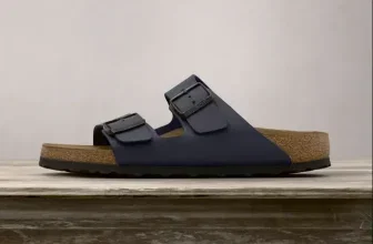 Ein Paar blaue Birkenstock-Sandalen mit zwei verstellbaren Riemen