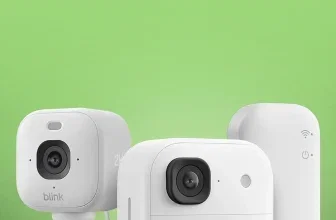 Blink Outdoor 2K+ Kamera, Mini 2K+ und Sync Modul auf grünem Hintergrund