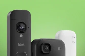 Drei Geräte von Blink: eine schwarze Außenkamera, eine schwarze und eine weiße Türklingel mit Kamera