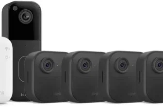 Ein Set aus vier schwarzen Blink-Outdoor-Kameras, einer schwarzen Blink-Videotürklingel und einem weißen Sync-Module-Core auf weißem Hintergrund.