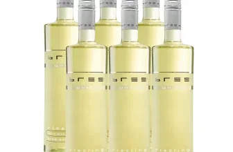 Sechs Flaschen Bree Riesling Weißwein mit silbernem Schraubverschluss auf weißem Hintergrund
