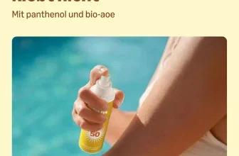 Eine Person sprüht Sonnenschutzmittel auf ihren Arm neben einem Pool.