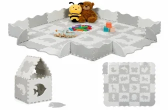 Eine Puzzlematte mit Tiermotiven in Weiß/Grau, im Bild sind ein Teddybär, ein Bienenplüsch und Spielzeug zu sehen