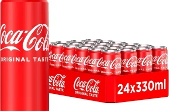 Ein 24er Pack Coca-Cola Classic Dosen auf weißem Grund