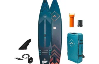 Ein aufblasbares SUP-Board mit Zubehör, bestehend aus zwei Boards, einem Paddel, einer Tasche und weiteren Accessoires.