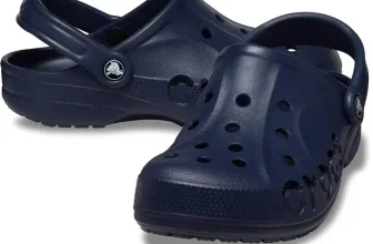 Ein Paar dunkelblaue Crocs Via Clog auf weißem Hintergrund