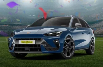 Ein blauer Cupra Leon auf einem grünen Rasen mit Konfetti im Hintergrund