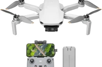 Eine weiße DJI Mini Drohne mit 4K-Kamera, Controller und Akku auf weißem Hintergrund.