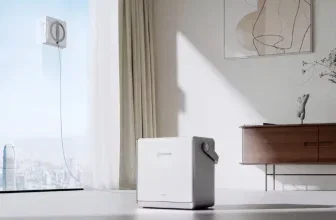Fensterputzroboter Ecovacs Winbot W2 Omni auf einem Tisch vor einem Fenster
