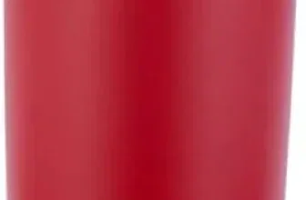 Ein roter Isolierbecher mit schwarzem Deckel und silbernem Rand