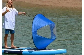 Ein Mann auf einem blauen SUP-Board mit einem Segel