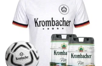 Ein weißes Trikot mit Krombacher-Aufdruck, ein Fußball und zwei 5-Liter-Fässer Krombacher Pils