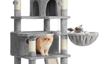 Ein hellgrauer Katzenbaum mit mehreren Ebenen und fünf Katzen