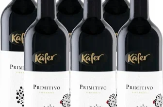 Sechs schwarze Weinflaschen mit schwarzen Schraubverschlüssen und schwarzen und gelben Etiketten. Auf den Etiketten steht Käfer Primitivo Vino Rosso.