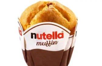 Ein Nutella-Muffin in brauner und weißer Verpackung mit rotem und schwarzem Logo