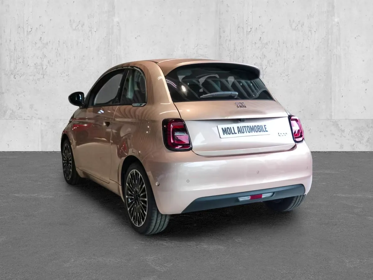Fiat 500e Icon hinten 1 Fiat 500e Icon