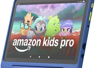 Ein blaues Tablet mit einem Bild von vier Cartoon-Vögeln und einem grünen Monster auf dem Bildschirm, das 'amazon kids pro' zeigt.