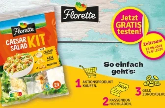Ein orangefarbenes Paket eines Caesar Salad Kits von Florette auf einem hellblauen Holzuntergrund mit Werbeinformationen.