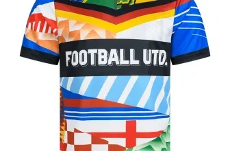 Ein buntes Trikot mit Fahnen von Fußball-WM-Teilnehmern und dem Text "FOOTBALL UTD."