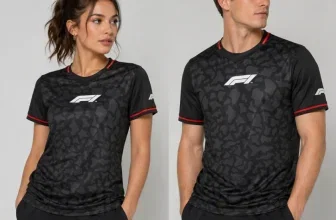 Ein Paar zeigt ein schwarzes T-Shirt mit dezenter Camouflage-Musterung und roten Akzenten, die nebeneinander stehen.