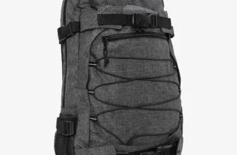 Ein grauer Rucksack mit schwarzen Gurten und mehreren Fächern