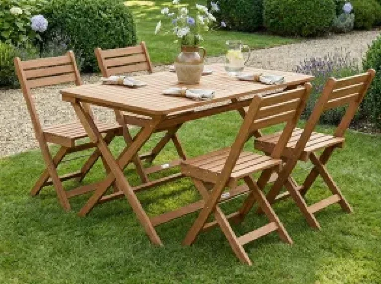 Gartenmöbel-Set aus Akazienholz, bestehend aus einem Tisch und vier Stühlen, auf einer Rasenfläche im Garten.