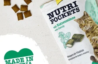 Ein Katzen Snack in einer Tüte neben einem grünen Herz mit "Made in Austria"