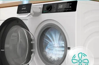 Ein weißer Gorenje-Waschtrockner mit geöffneter Tür und einer Anzeige auf dem Bedienfeld.