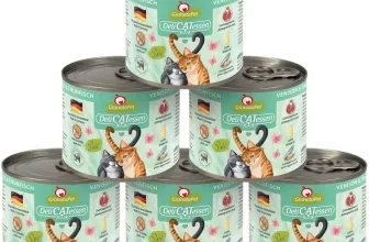 Ein Stapel von sechs Dosen Katzenfutter, jede Dose zeigt ein Bild von zwei Katzen und hat einen grünen Etikett
