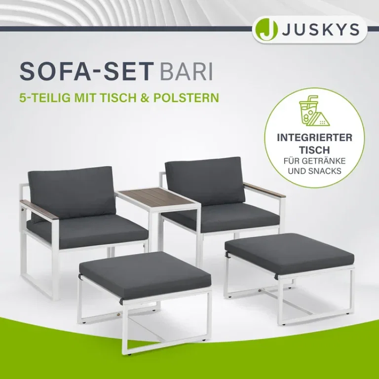 Ein modernes 5-teiliges Gartenmöbel-Set mit zwei Sesseln, zwei Hockern und einem Tisch, alle Teile haben weiße Gestelle und graue Polster.
